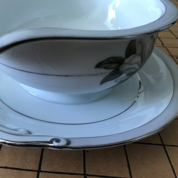 Vintage Gravy Bowl with underplate Wentworth China's Yolanda pattern - Picture 3 of 5